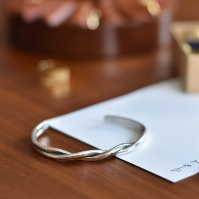 Jonc torsadé Épilogue – Bijou en laiton doré/plaque, design élégant inspiré de l'intemporalité parisienne, fabriqué en Europe