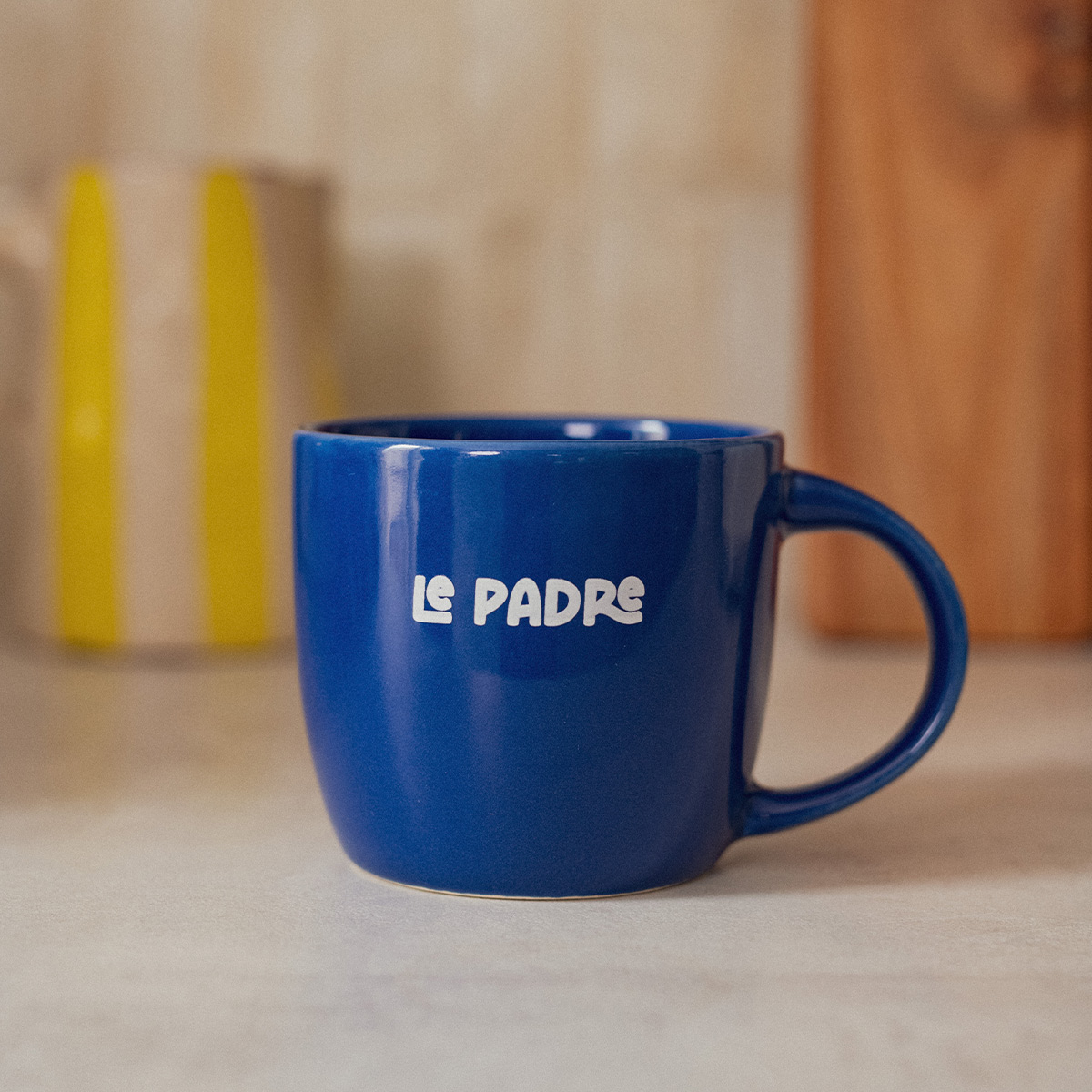 Mug Le Padre – Affaire de Famille, mug en faïence coloré sérigraphié ‘Le Padre’, 36 cl, design moderne et fabriqué en Europe