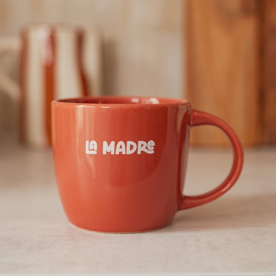 Mug La Madre Affaire de famille – Mug en faïence coloré et sérigraphié, design moderne et convivial, fabriqué en Europe