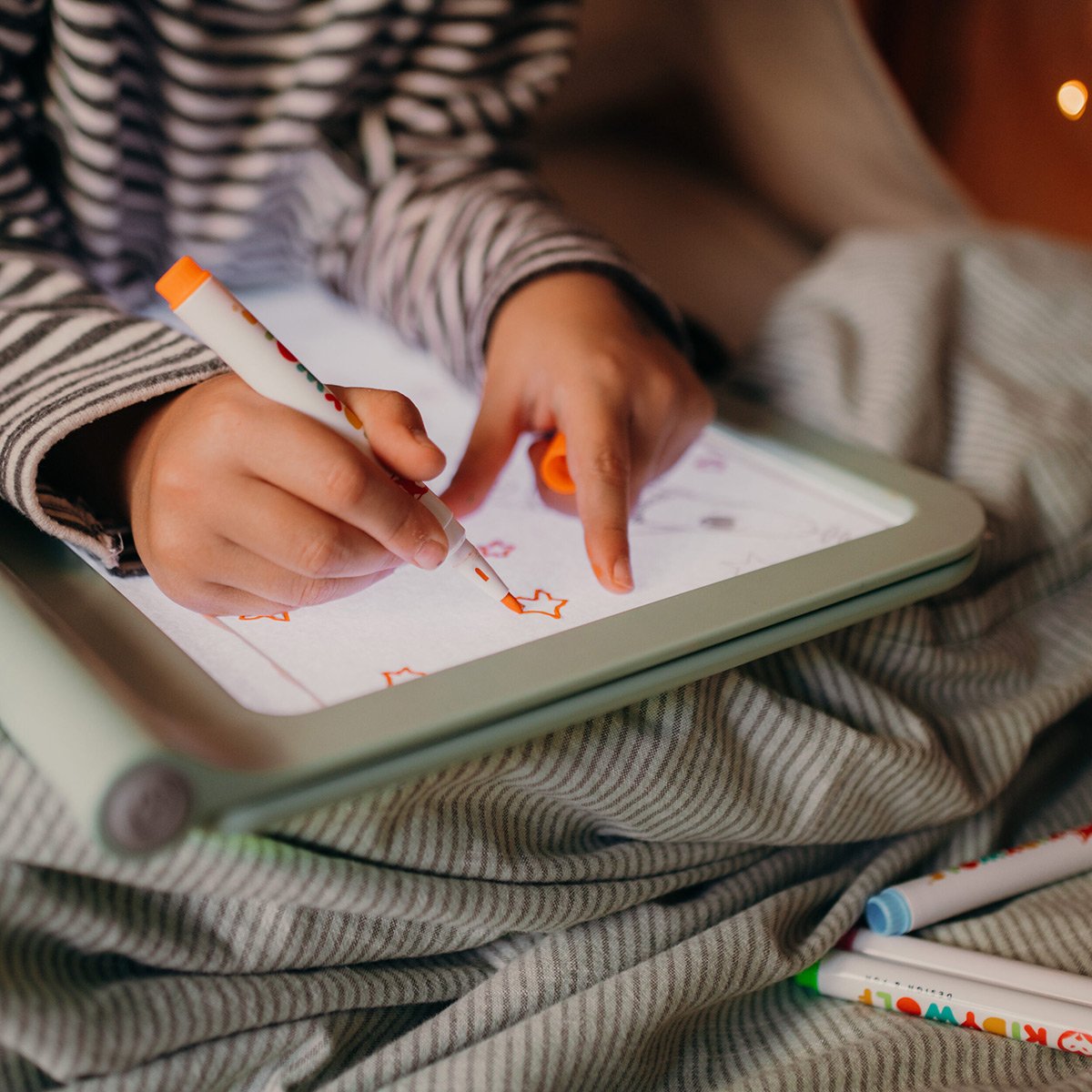 Tablette à Dessin Lumineuse Kidywolf - Tablette Graphique Enfant | Décalque Facile & Effet Néon - USB-C