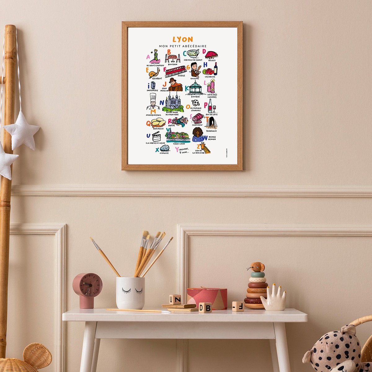 Affiche abécédaire villes et régions Tata Clairette – Affiche éducative illustrée à la main, format A6, fabriquée à Nice, France