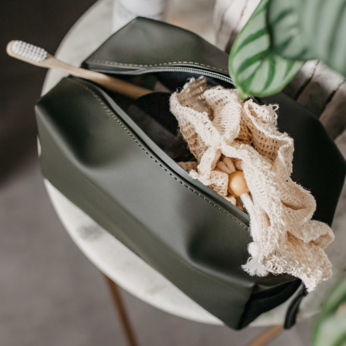 Trousse de toilette Rains – Étanche & compacte, fermeture zippée, tissu PU imperméable – Design danois minimaliste