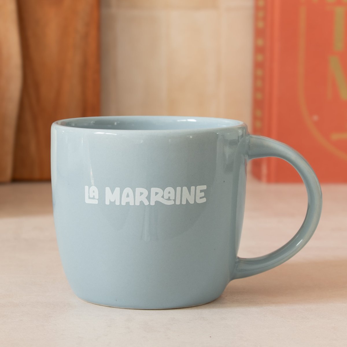 Mug La Marraine Affaire de famille – Mug en faïence européen, sérigraphié ‘La Marraine’, design moderne et micro-ondes compatibl