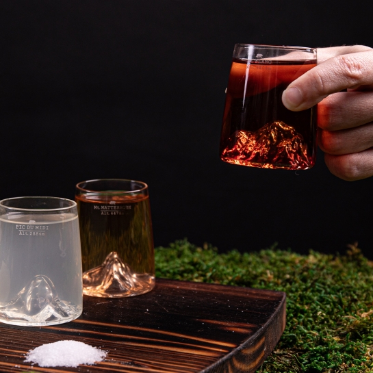 Set de 4 shooters Topographic – Alaskan Maker, verres cristallins soufflés à la main avec reliefs topographiques gravés pour apé