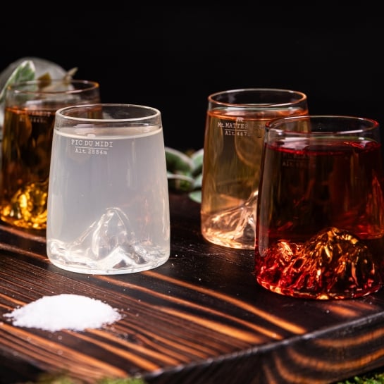 Set de 4 shooters Topographic – Alaskan Maker, verres cristallins soufflés à la main avec reliefs topographiques gravés pour apé