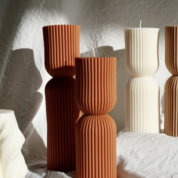 Duo de bougies géométriques en cire végétale – Ekru, bougies artisanales en cire de colza façonnées à la main à Bordeaux, design