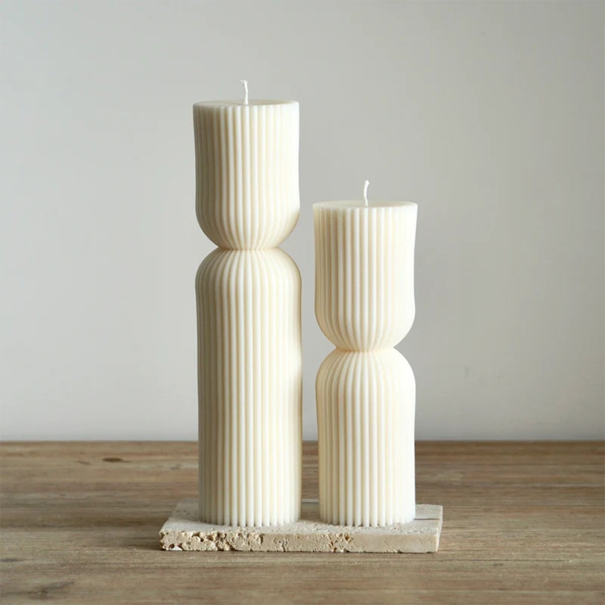 Duo de bougies géométriques en cire végétale – Ekru, bougies artisanales en cire de colza façonnées à la main à Bordeaux, design