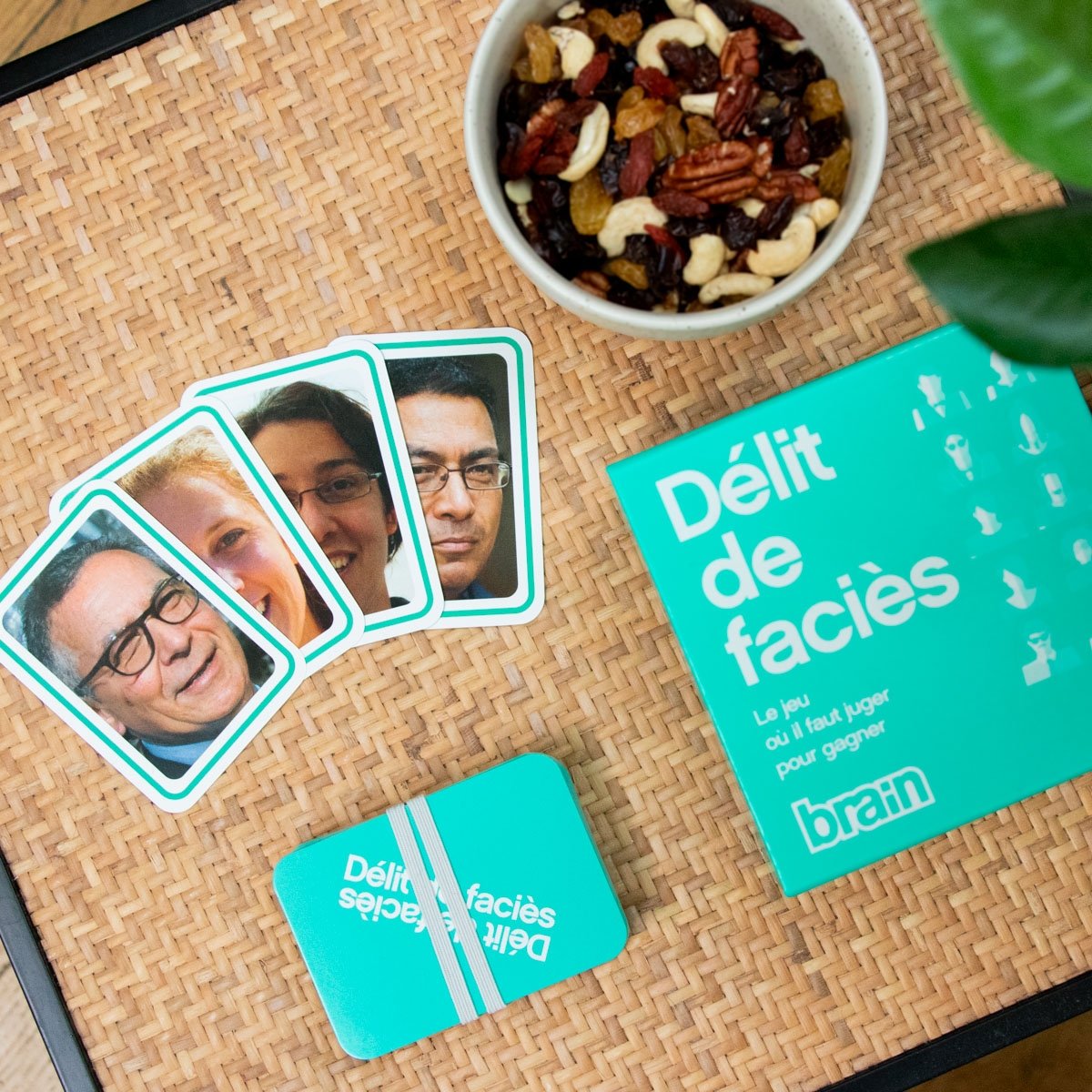 Jeu délit de faciès – Hachette - EPA, jeu de société irrévérencieux de 300 cartes visages, amusant et provocateur pour 2+ joueur