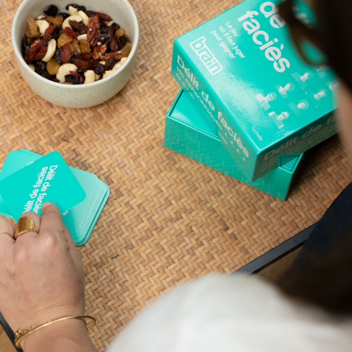 Jeu délit de faciès – Hachette - EPA, jeu de société irrévérencieux de 300 cartes visages, amusant et provocateur pour 2+ joueur