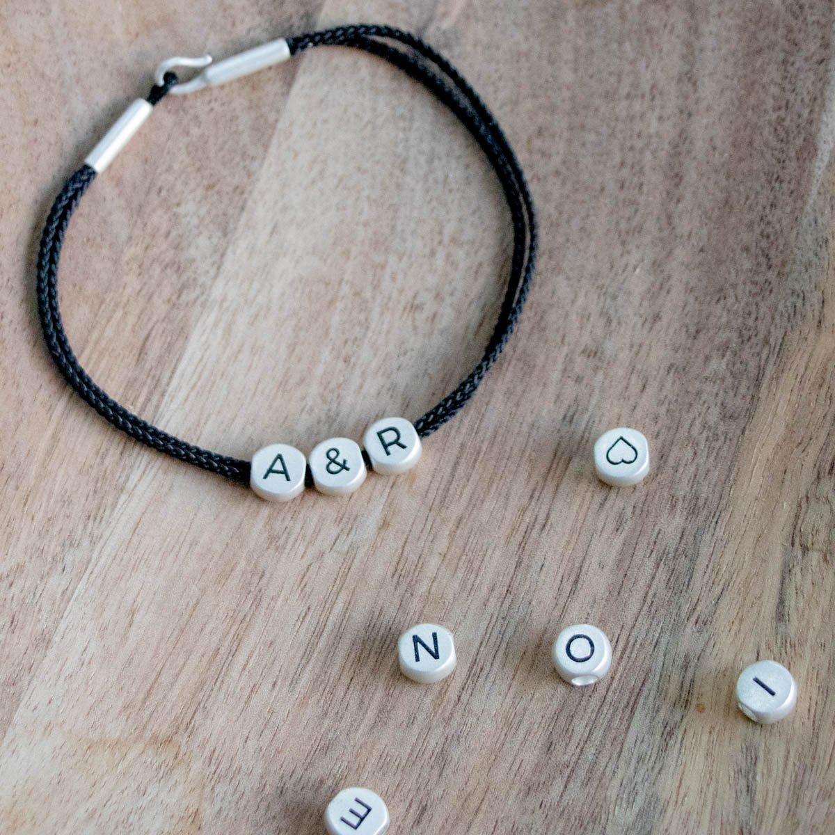 Bracelet personnalisé perles – Affaire de Famille, bracelet double cordon en paracorde et laiton personnalisable, style sur-mesu