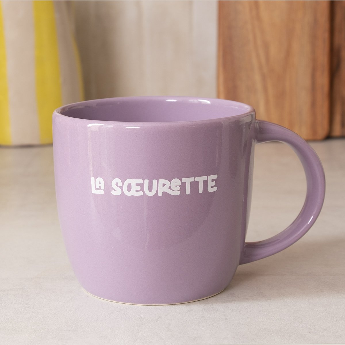 Mug La Sœurette Affaire de famille – Faïence colorée sérigraphiée, design moderne et compatible micro-ondes, made in Europe