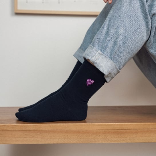 Chaussettes brodées Coeur Mama – Affaire de Famille, chaussettes en coton bio brodées ‘Mama’, confortables et fabriquées au Port