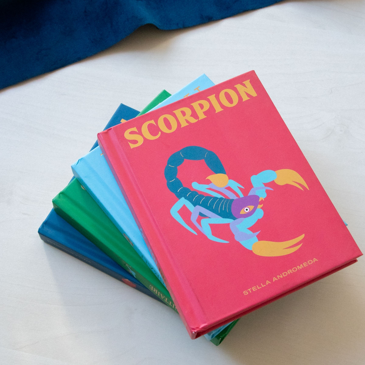 Livres astrologiques – Hachette Pratique, collection illustrée sur signes du zodiaque par Stella Andromeda, format 112 pages