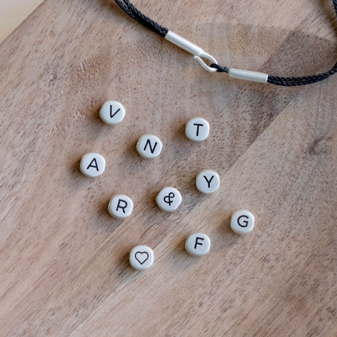 Perles pour bracelet personnalisé Affaire de famille – Lettres ou symboles en laiton argenté, créez un bijou unique DIY