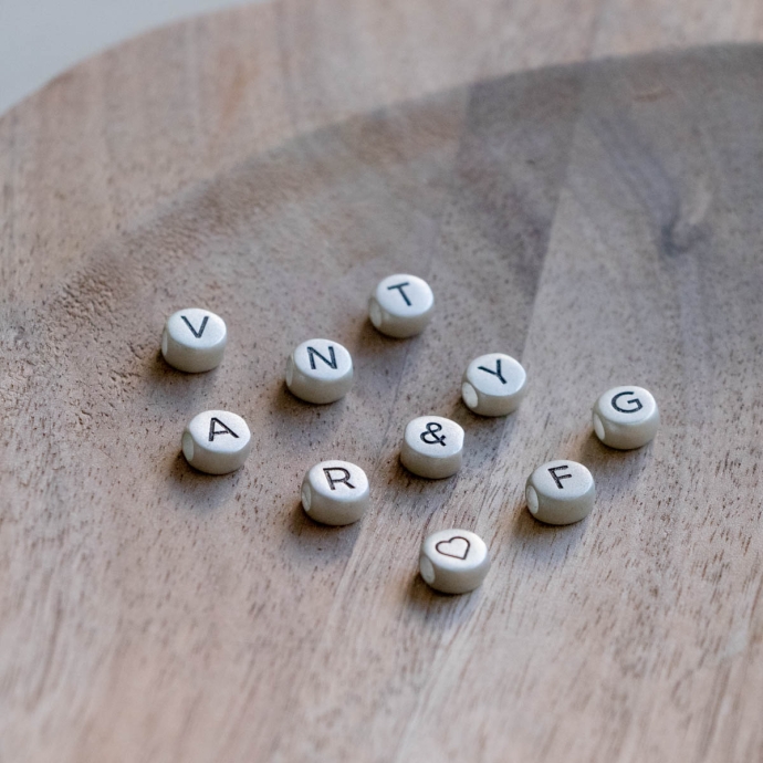 Perles pour bracelet personnalisé Affaire de famille – Lettres ou symboles en laiton argenté, créez un bijou unique DIY