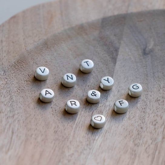 Perles pour bracelet personnalisé Affaire de famille – Lettres ou symboles en laiton argenté, créez un bijou unique DIY