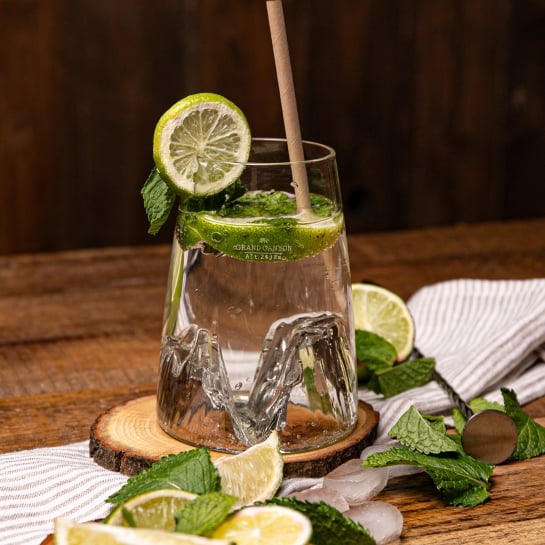 Grand verre Topographic Montagne - Alaskan Maker - Verre cristallin soufflé à la main - Relief topographique gravé - 450 ml