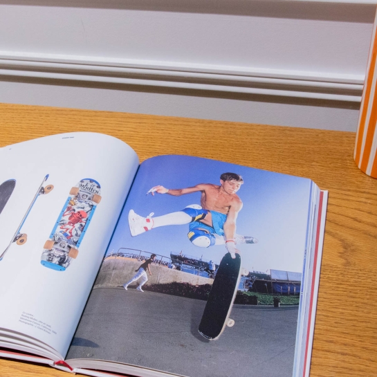 Livre Skateboard Phaidon – Histoire et évolution du skate en anglais, 240 pages & 300 photos, Jonathan Olivares
