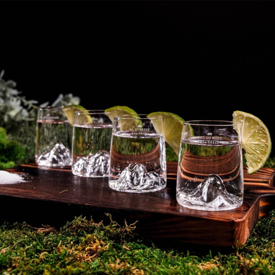 Set de 4 shooters Topographic – Alaskan Maker, verres cristallins soufflés à la main avec reliefs topographiques gravés pour apé