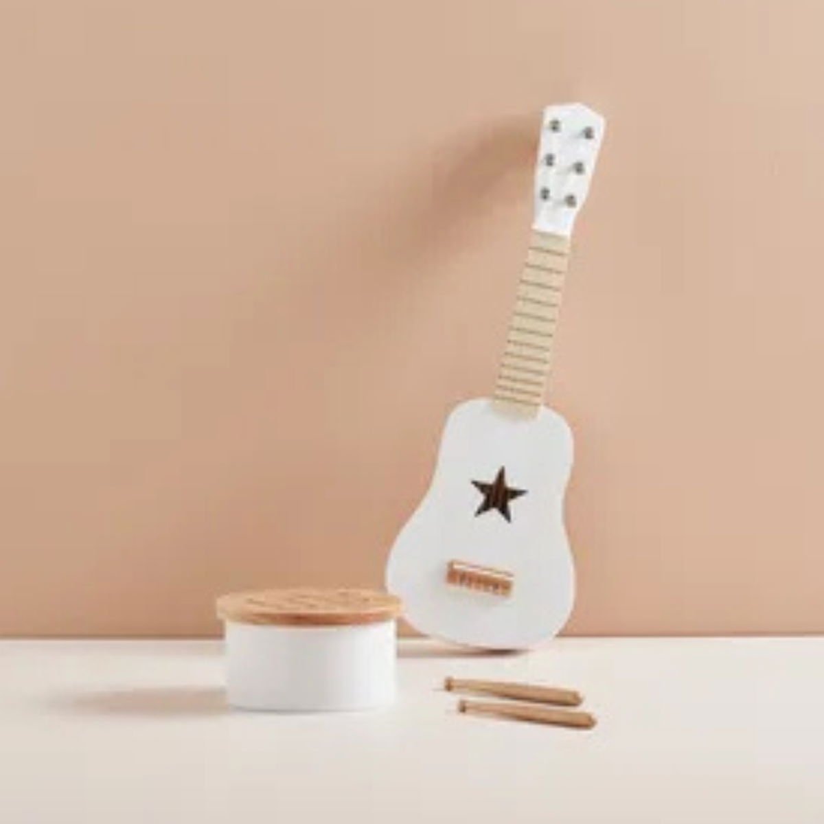 Mini Guitare Enfant Kids Concept - Instrument Musical | Bois de Tilleul - 6 Cordes & Design Authentique - Blanc - Bois (Kids Concept) - Image 1