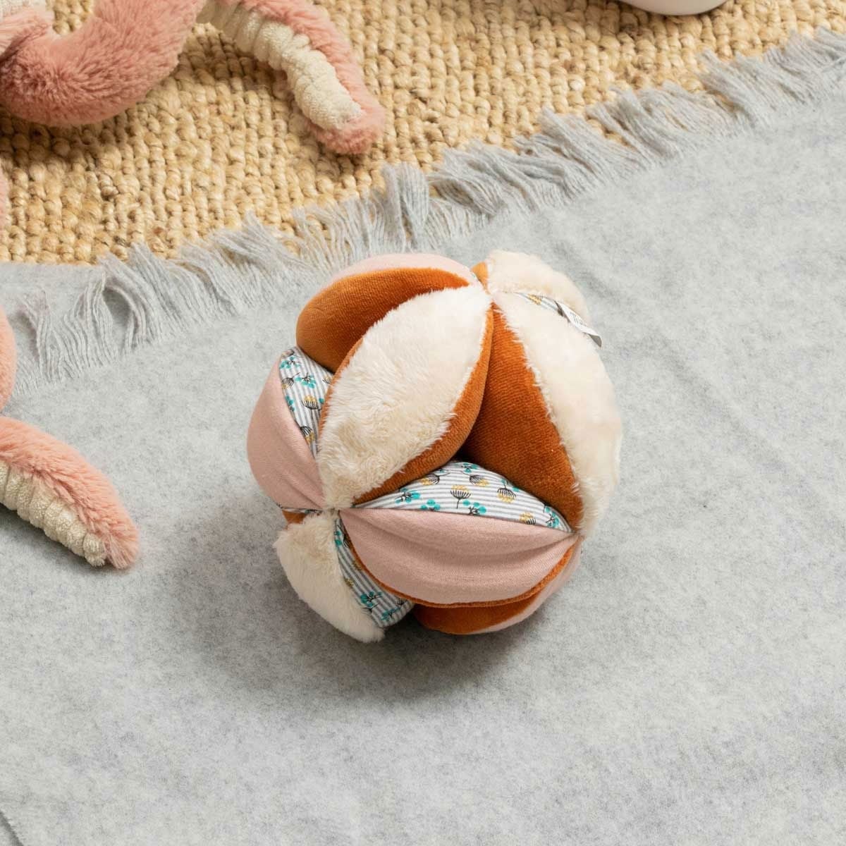 Balle Sensorielle Montessori Moulin Roty - Jouet Éveil Bébé | Textures Variées & Grelot Intégré - Caramel - Caramel (Moulin Roty) - Image 1