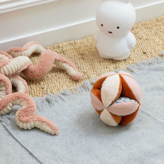 Balle Sensorielle Montessori Moulin Roty - Jouet Éveil Bébé | Textures Variées & Grelot Intégré