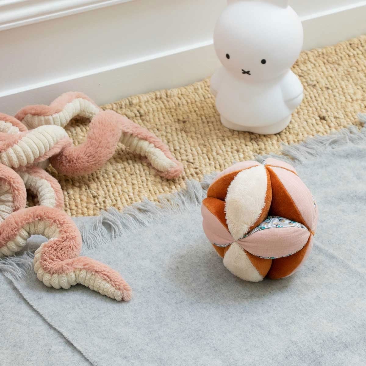 Balle Sensorielle Montessori Moulin Roty - Jouet Éveil Bébé | Textures Variées & Grelot Intégré - Caramel - Caramel (Moulin Roty) - Image 3
