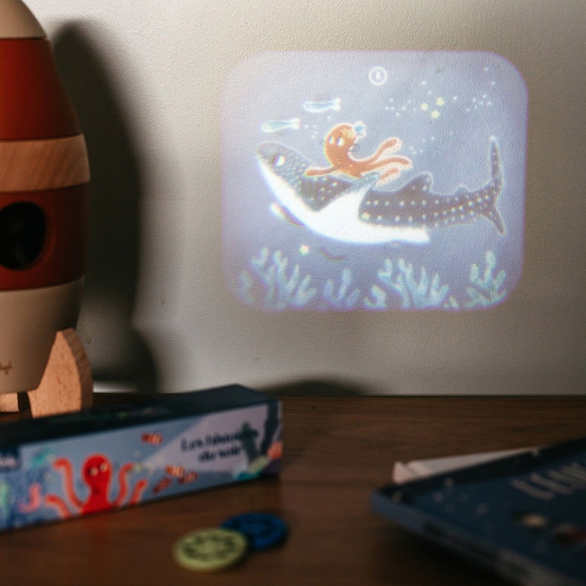 Lampe à Histoires Moulin Roty - Projecteur d'Images Enfant | 3 Disques Inclus - Rituels du Soir Magiques