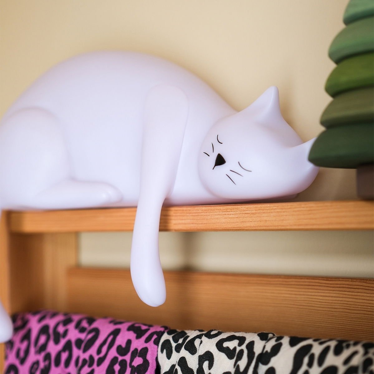 Veilleuse Chat Georges Rose in April - Lampe LED Enfant | Éclairage Doux, Sécurisé & Design Tendre