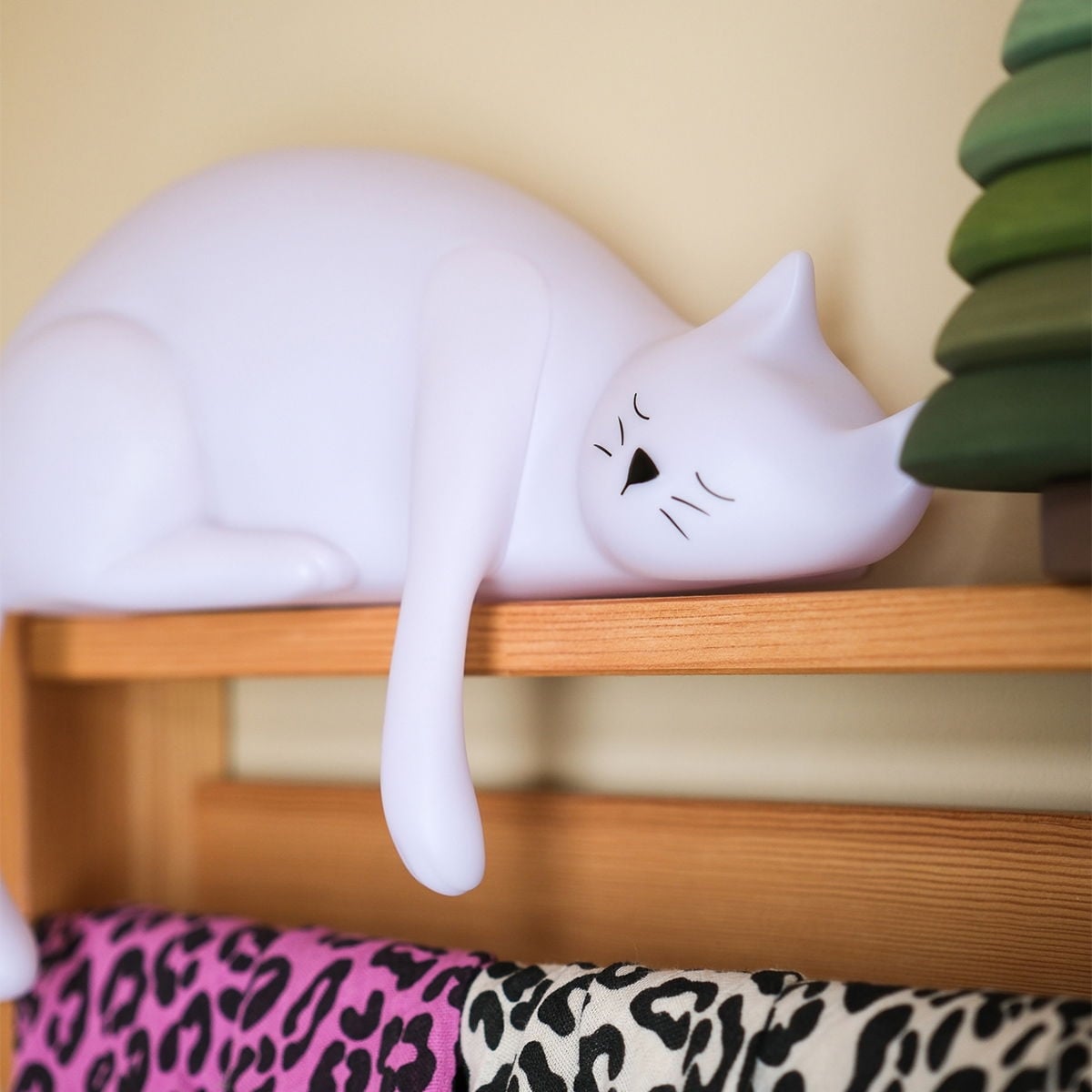 Veilleuse Chat Georges Rose in April - Lampe LED Enfant | Éclairage Doux, Sécurisé & Design Tendre (Rose in April) - Image 2