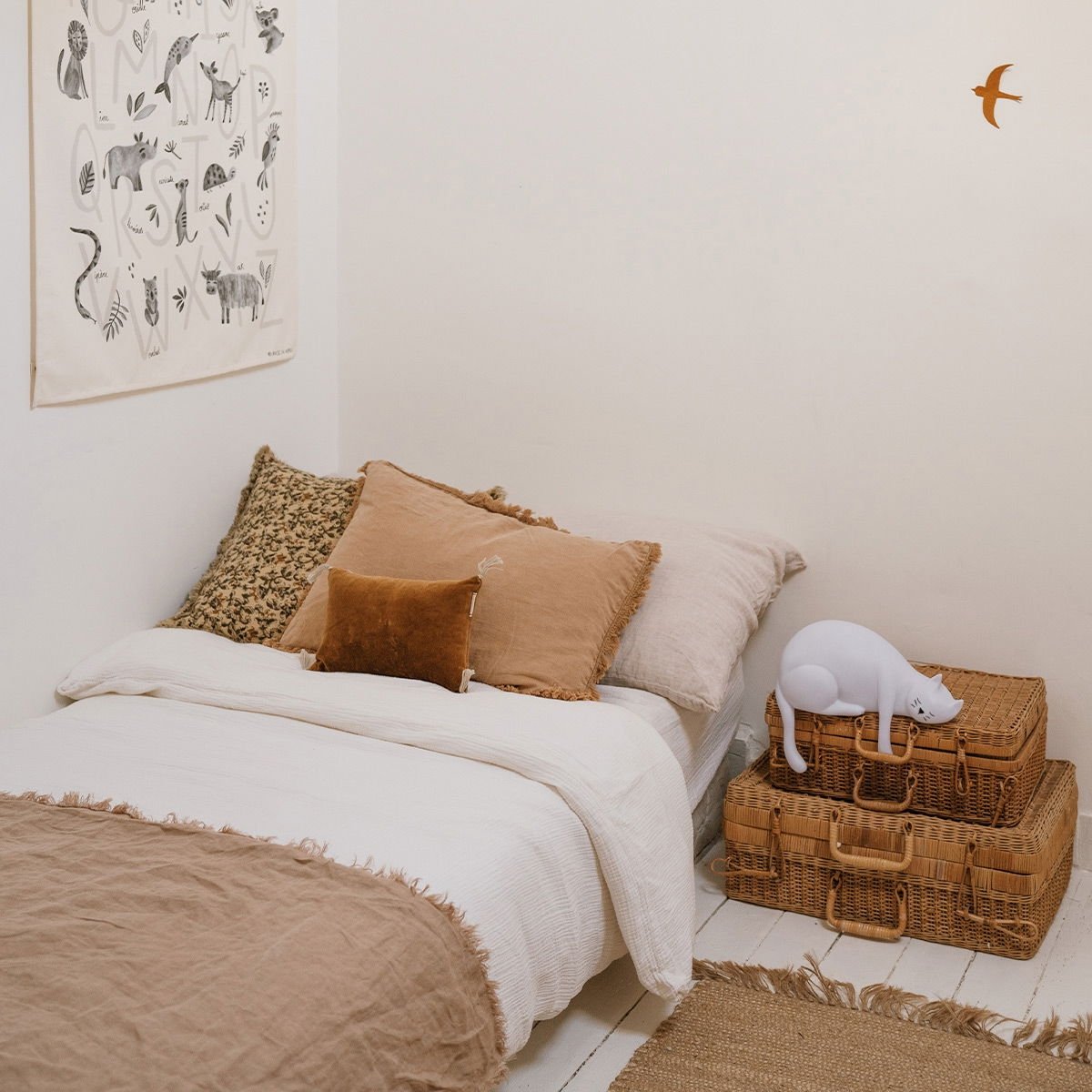 Veilleuse Chat Georges Rose in April - Lampe LED Enfant | Éclairage Doux, Sécurisé & Design Tendre