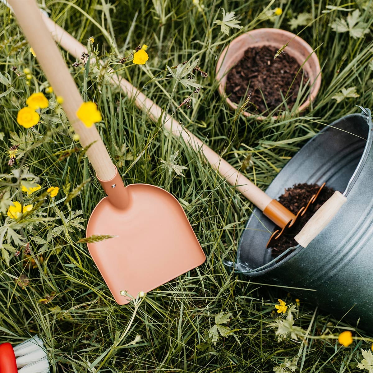 Outils de jardinage Liewood - Pelle, râteau & balai en bois et inox - Pour petits jardiniers