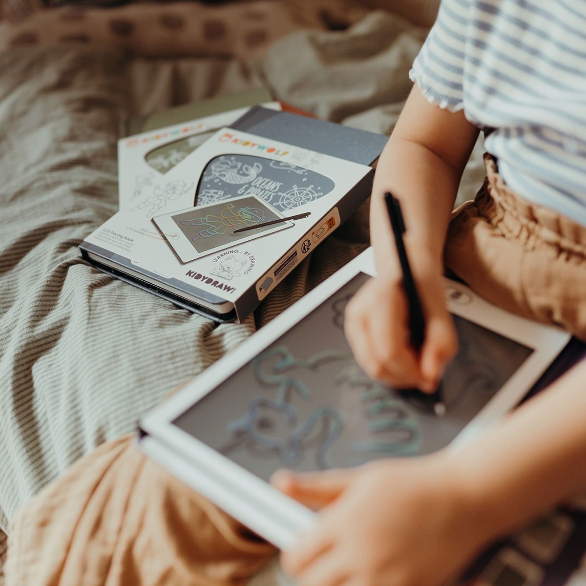 Livre à Dessin Lumineux Kidywolf - Tablette Éducative Nomade | Stylet & Illustrations | Fonctionne à Piles