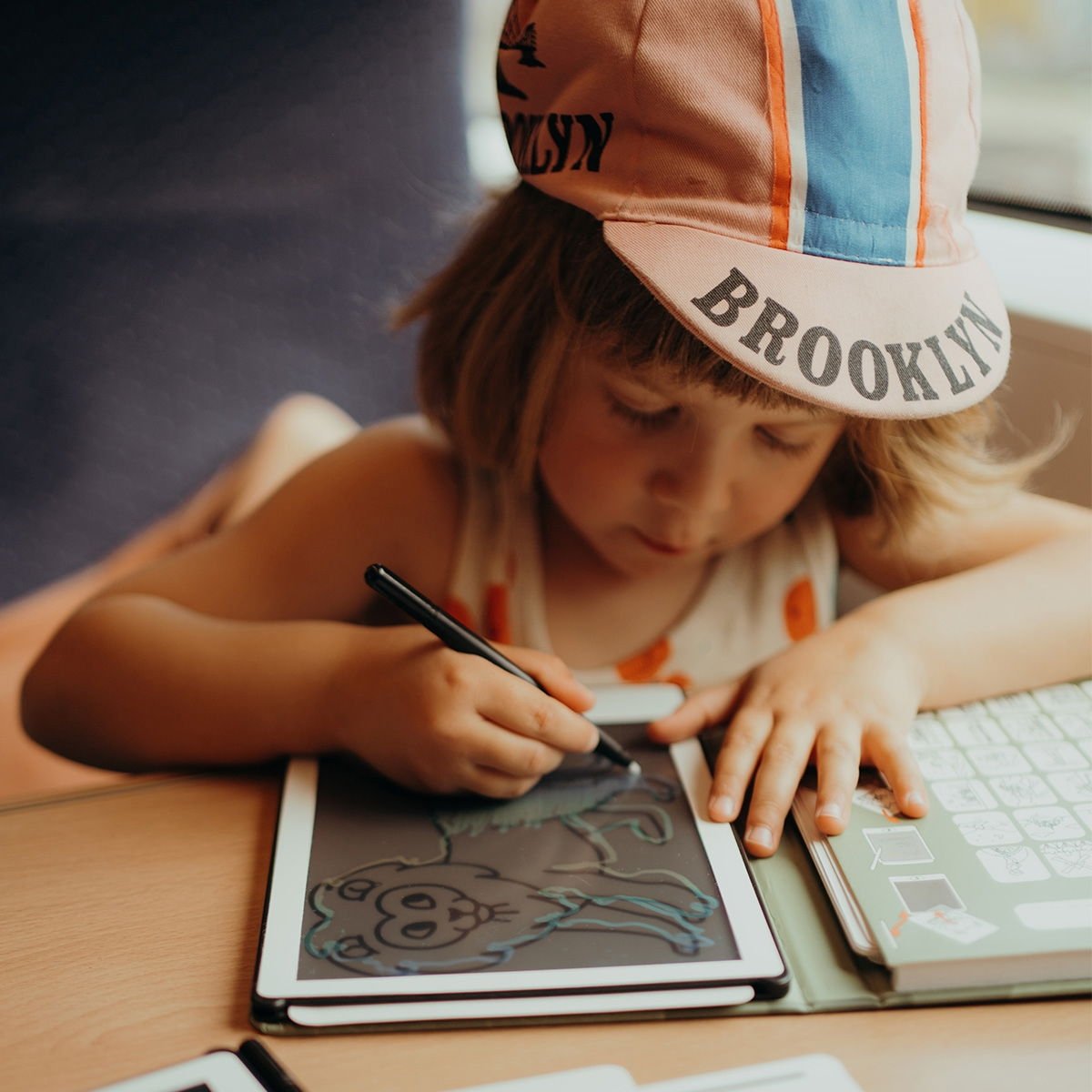 Livre à Dessin Lumineux Kidywolf - Tablette Éducative Nomade | Stylet & Illustrations | Fonctionne à Piles