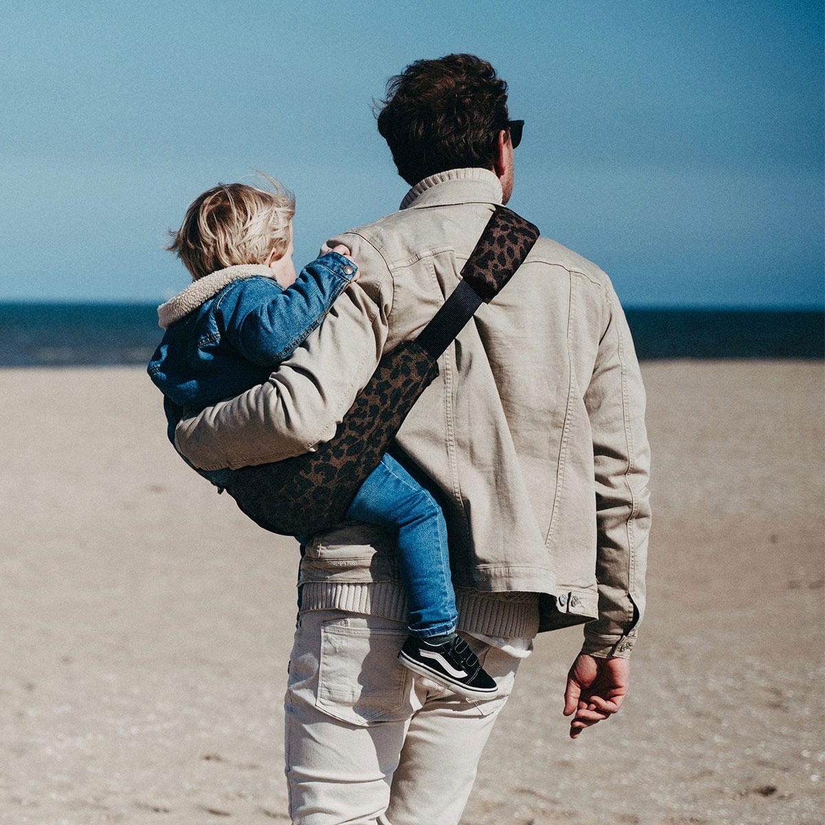 Porte-bébé Wildride - Portage confortable & ergonomique | Sangle ajustable - Enfant de 9 mois à 4 ans - Léopard marron - Léopard marron (Wildride) - Image 5