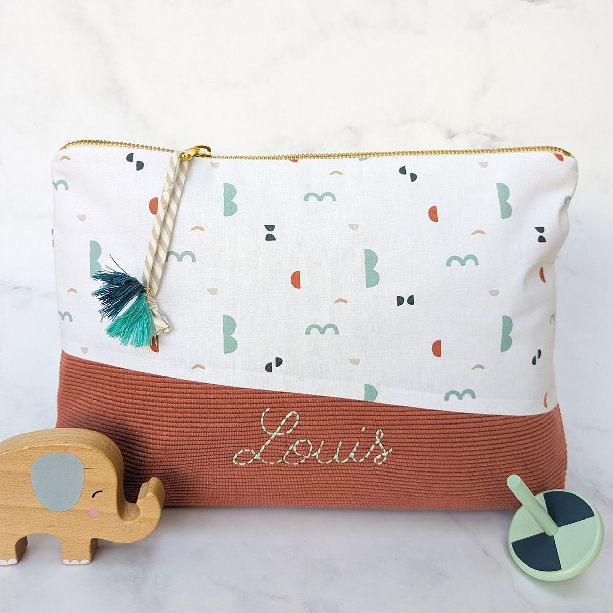 Trousse de Toilette Personnalisée - Coton Brodé à la Main | Rangement Bébé & Voyage - Fabriqué en France - Les Fils (Les Fils) - Image 2