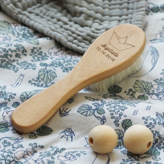 Brosse en Bois Personnalisée April Eleven - Gravure Prénom & Date | Fait Main en France