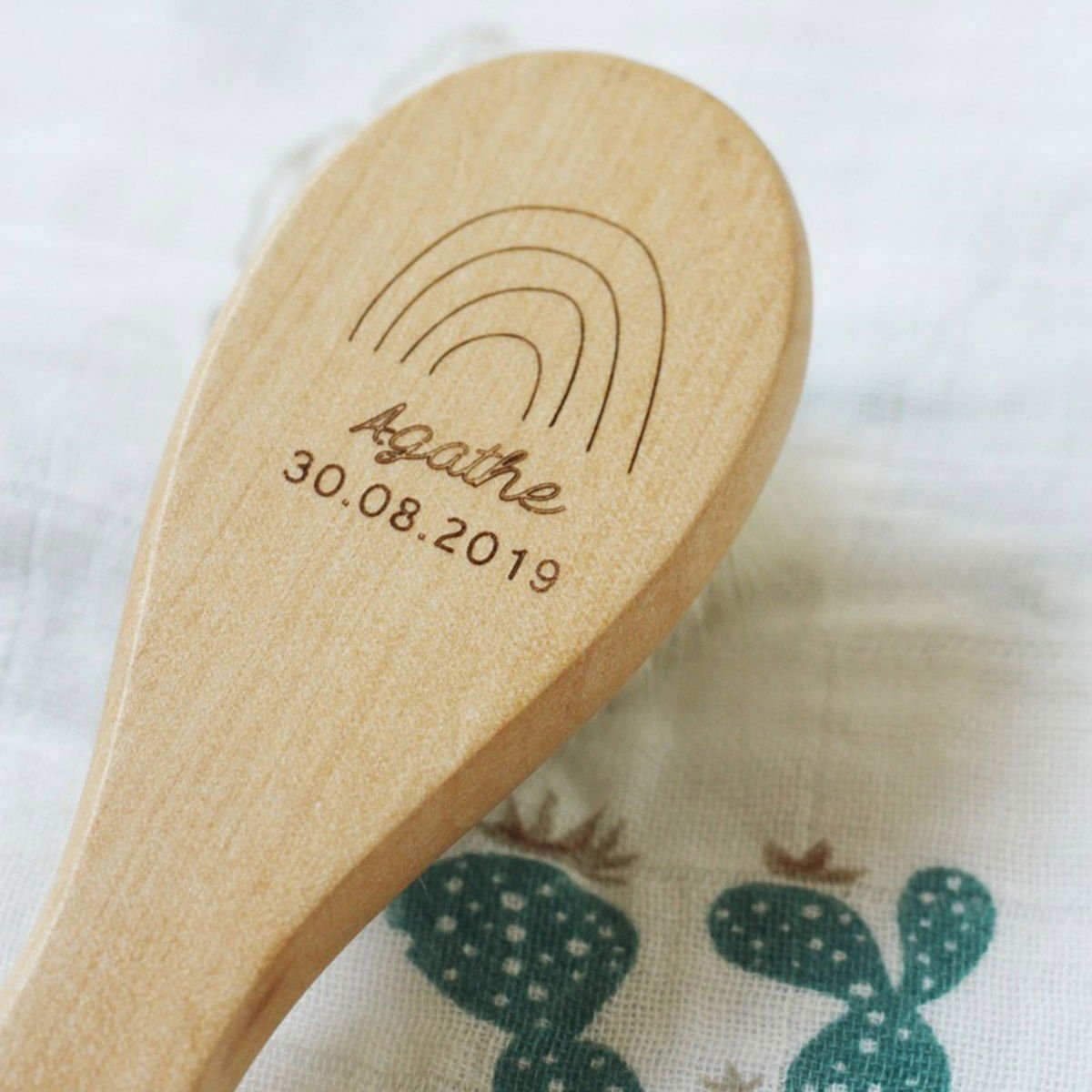 Brosse en Bois Personnalisée April Eleven - Gravure Prénom & Date | Fait Main en France