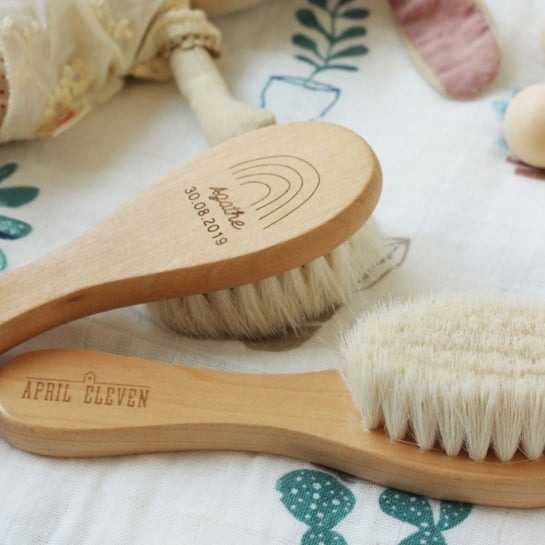 Brosse en Bois Personnalisée April Eleven - Gravure Prénom & Date | Fait Main en France