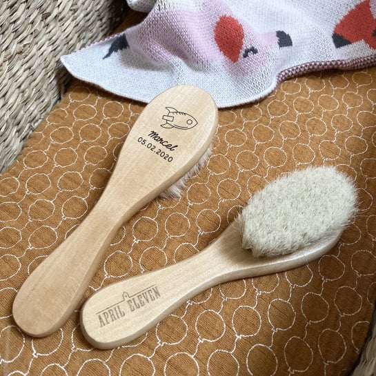 Brosse en Bois Personnalisée April Eleven - Gravure Prénom & Date | Fait Main en France