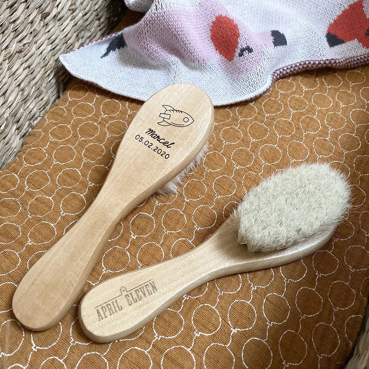 Brosse en Bois Personnalisée April Eleven - Gravure Prénom & Date | Fait Main en France