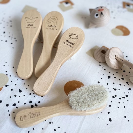 Brosse en Bois Personnalisée April Eleven - Gravure Prénom & Date | Fait Main en France