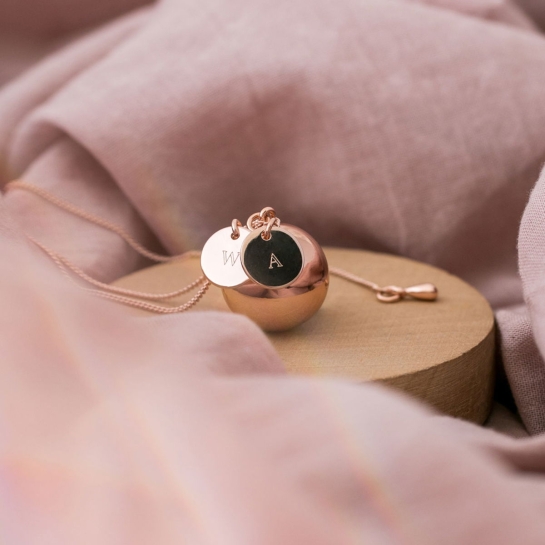 Bola de grossesse personnalisable – Pendentif grelot sonore future maman – Initiales gravées