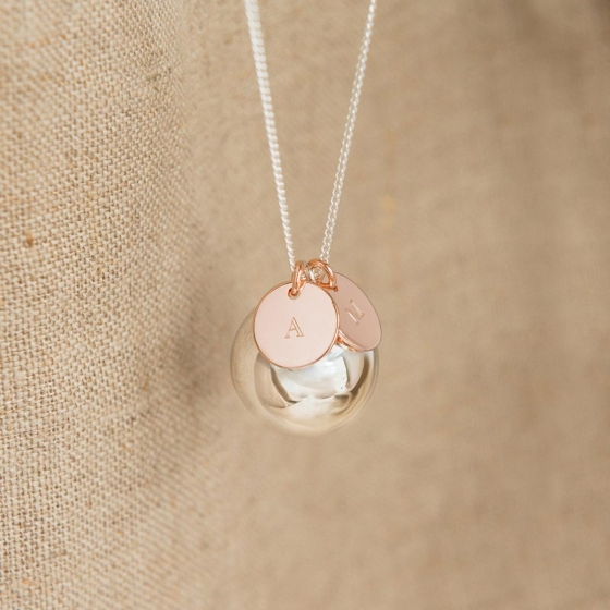 Bola de grossesse personnalisable – Pendentif grelot sonore future maman – Initiales gravées