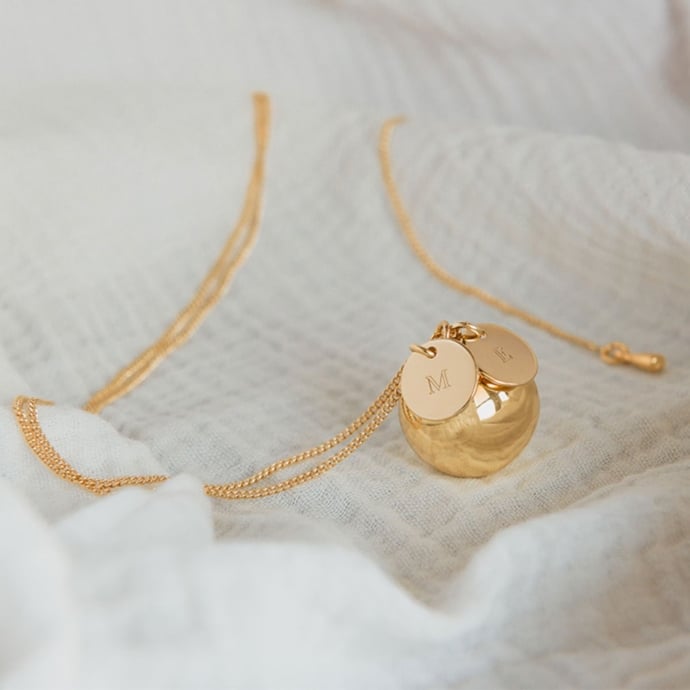 Bola de grossesse personnalisable – Pendentif grelot sonore future maman – Initiales gravées