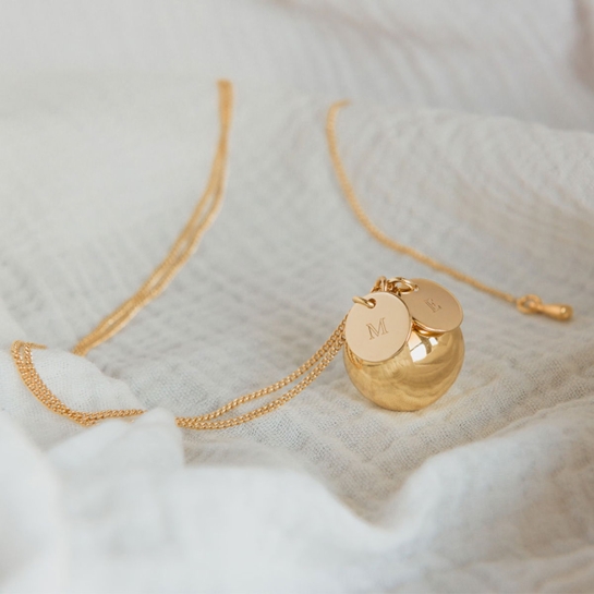 Bola de grossesse personnalisable – Pendentif grelot sonore future maman – Initiales gravées