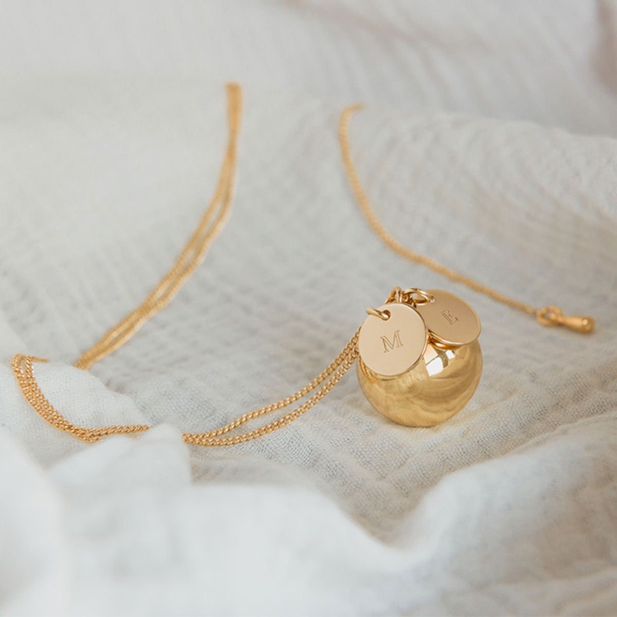 Bola de grossesse personnalisable – Pendentif grelot sonore future maman – Initiales gravées