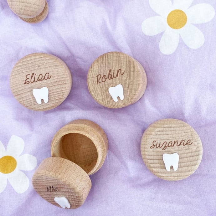 Boîte à dents personnalisée April Eleven - Gravée à la main en bois de hêtre - Souvenir des premières dents