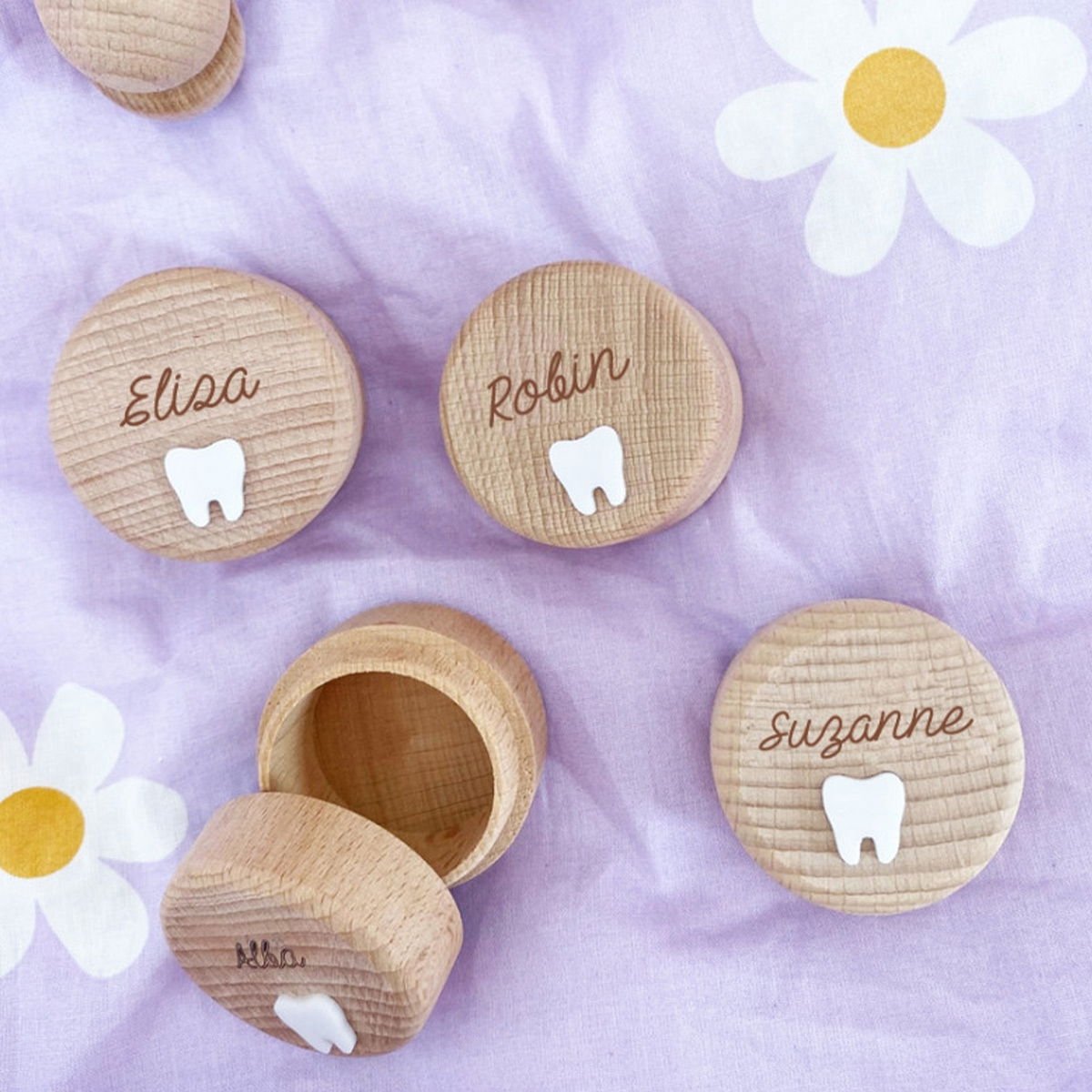 Boîte à dents personnalisée April Eleven - Gravée à la main en bois de hêtre - Souvenir des premières dents