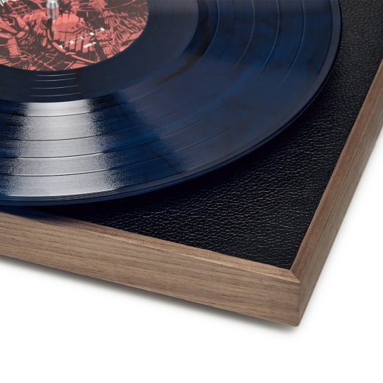 Platine vinyle en noyer – Design élégant, bras aluminium Ortofon OM10, pré-ampli intégré – Fabrication Europe